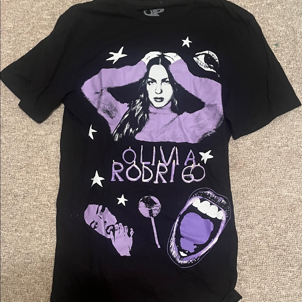 Olivia Rodrigo oversized t shirt